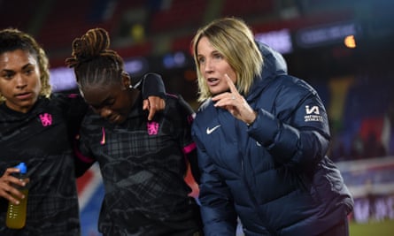 Chelsea manager Sonia Bompastor speaks to her players