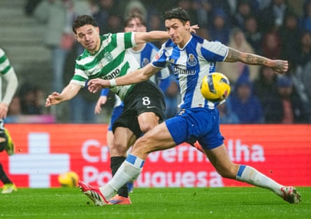 Jakub Kiwior (right) blocks Pedro Gonçalves of Sporting lisbon during their draw in February.