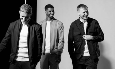 Conor Gallagher, Marcus Rashford und Aaron Ramsdale in M&S-Outfits.
