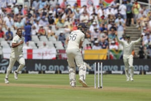 Zak Crawley observa cómo la pelota es atrapada por el wicketkeeper sudafricano Quinton de Kock.