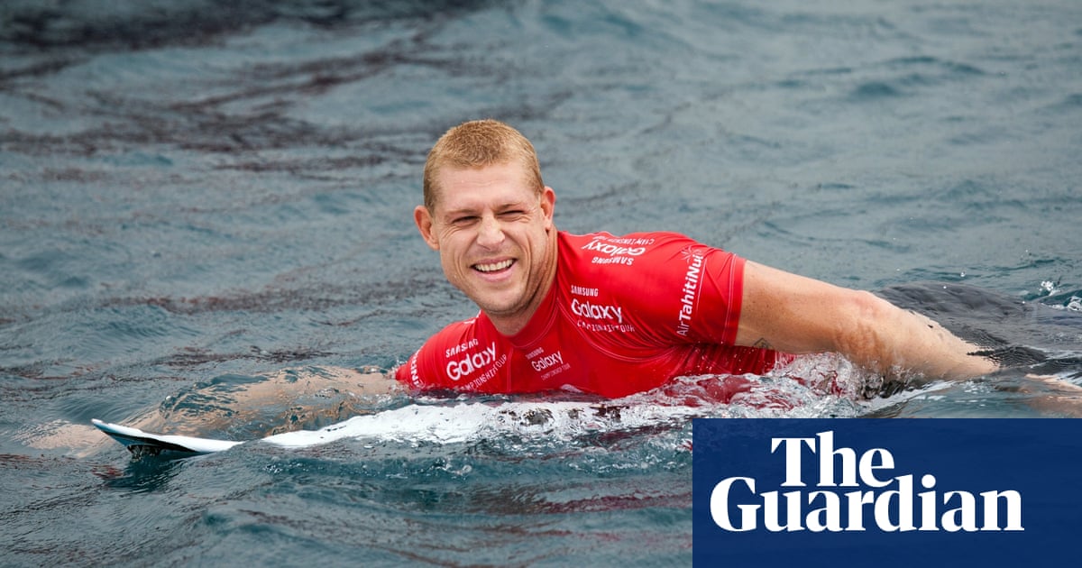 Shark sighting marks Mick Fanning’s surfing comeback at Narrabeen