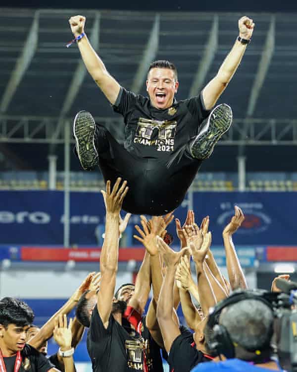 Sergio Lobera enjoy his side’s title win.