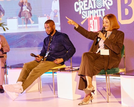 O mercado de criação de conteúdo online da Nigéria cresceu. Os criadores de esquetes e streamers podem fazer com que isso valha a pena?