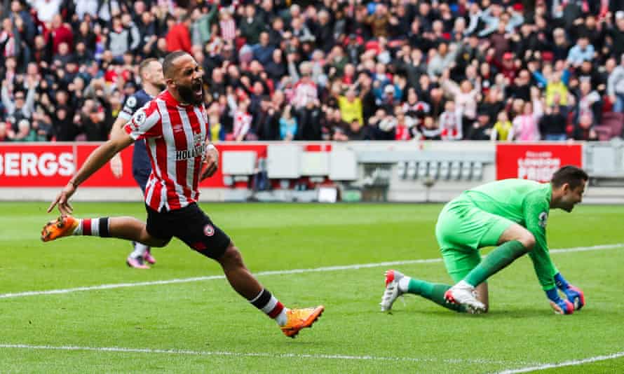 Bryan Mbeumo célèbre après avoir marqué Brentford devant.