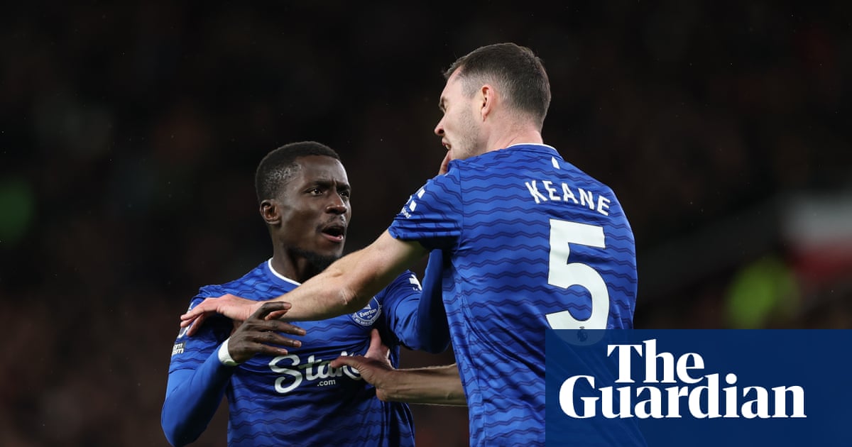 Idrissa Gueye applauded by Everton teammates after apologising for Michael Keane slap