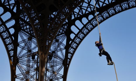 Athlete sets world record for rope climbing at Eiffel Tower