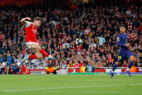 Arsenal's Viktor Gyökeres shoots at goal but it goes over the bar.