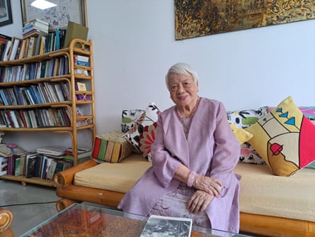 Xuan Phuong 坐在沙發上