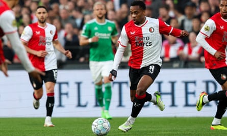 Quinten Timber dribbles the ball during the Eredivisie match between Feyenoord and PEC Zwolle