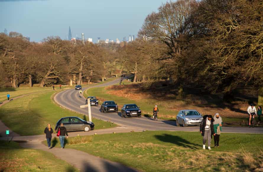 Число посетителей Ричмонд-парка во время изоляции сильно выросло, и только в июне осталось 42 тонны мусора.