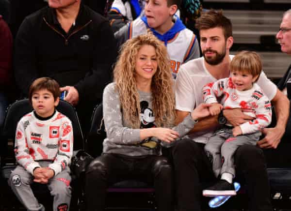 az egyensúly megtartása ... Shakira és Gerard Piqué fiaikkal, Milannal, balra, Sasha pedig egy New York-i kosárlabda meccsen 2017-ben.