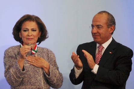 President Felipe Calderón presents Wallace withMexico’s national human rights award in 2010.