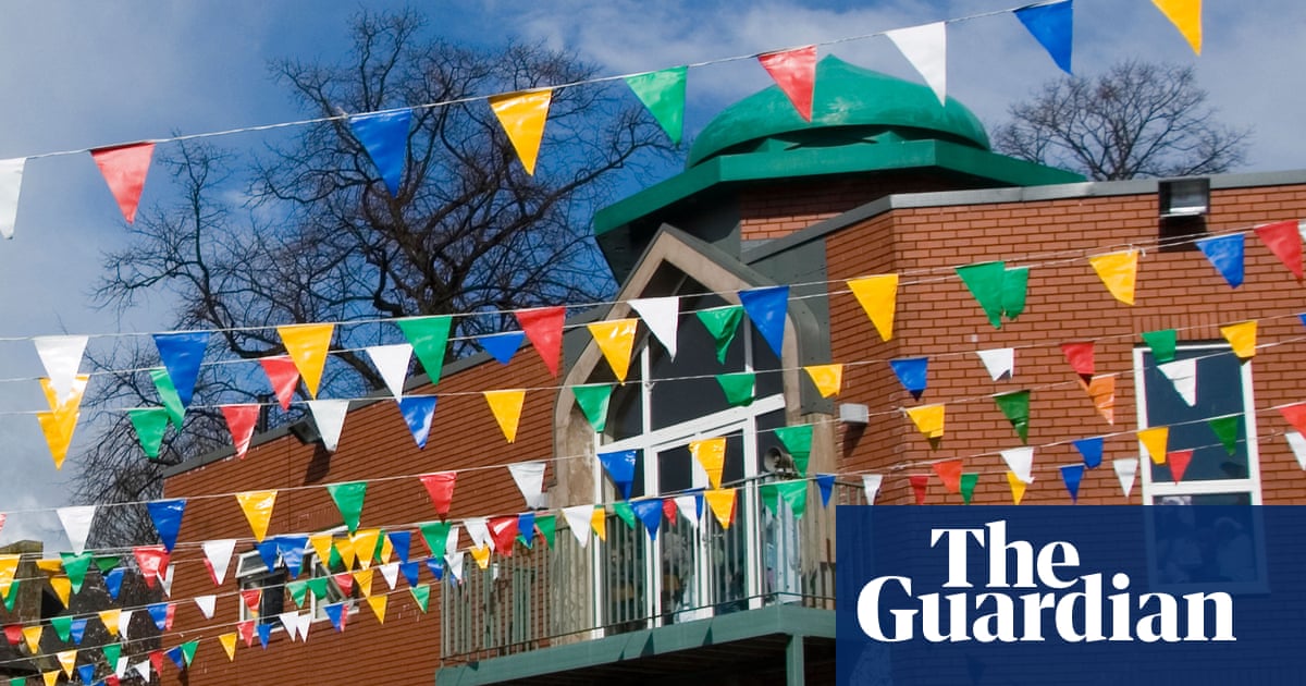 Man arrested for entering Manchester mosque allegedly carrying weapon