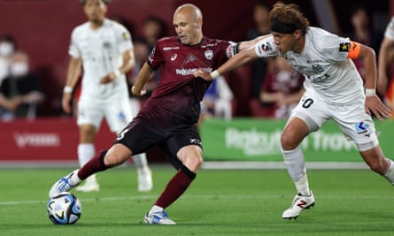 Andrés Iniesta menangkis oposisi selama penampilan terakhirnya di Jepang.