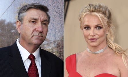 Jamie Spears terlihat serius dengan setelan jas dan dasi, di samping Britney Spears dalam balutan gaun malam dengan satu bahu telanjang dan rambut panjangnya ditarik ke belakang.