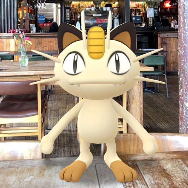 Pokémon Meowth di pub Walthamstow menggunakan Pokémon Go
