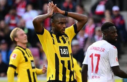 Anthony Modeste se ve abatido después de no poder anotar durante la derrota de Dortmund por 3-2 en Köln.