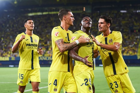 Villarreal’s players celebrate during their win over newly-promoted Real Oviedo at La Ceramica last night.
