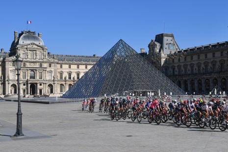 The peloton pass the Louvre.