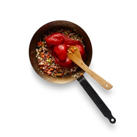 Fagioli 04: Stir in the tomatoes – break them up with a wooden spoon.