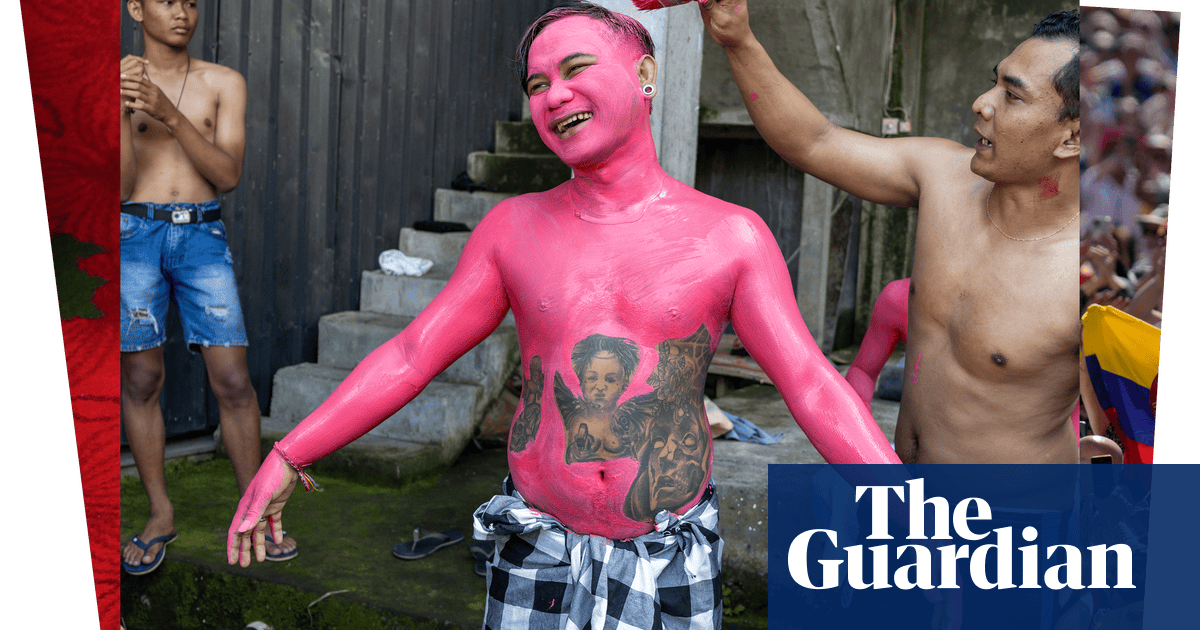Green shoes, fake babies and a mega yacht: photos of the day Wednesday