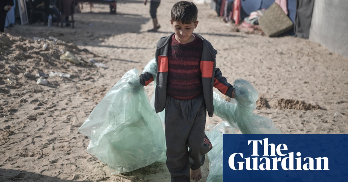 Зиад 35 годишен палестинец утешава приятел но се бори да се