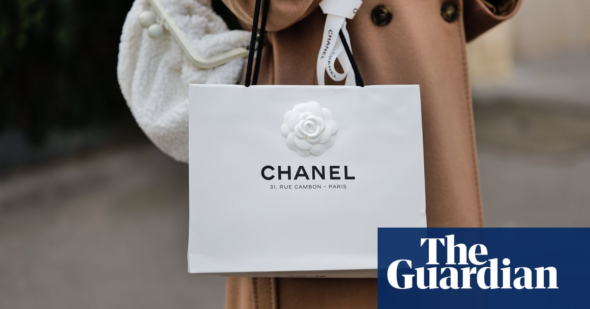 Хартиените пазарски чанти на модни лейбъли от висок клас се