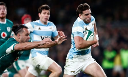 Juan Cruz Mallia breaks away to score Argentina’s try.