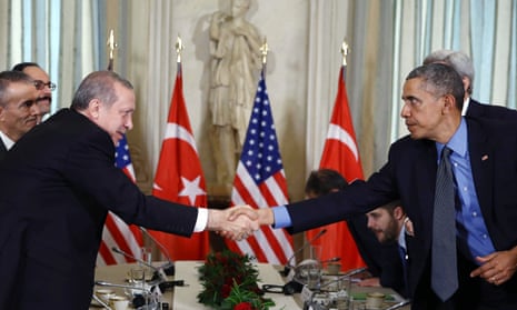 Recep Tayyip Erdoğan and Barack Obama shake hands after a meeting in Paris