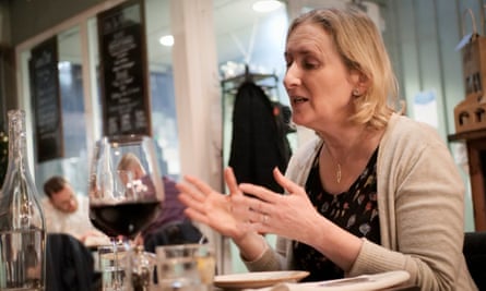 جورج وفيونا على طاولة المطعم