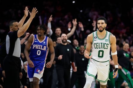 Les gestes de Jayson Tatum des Celtics après avoir marqué lors de la seconde moitié de la victoire du match 6 de jeudi contre les 76ers.