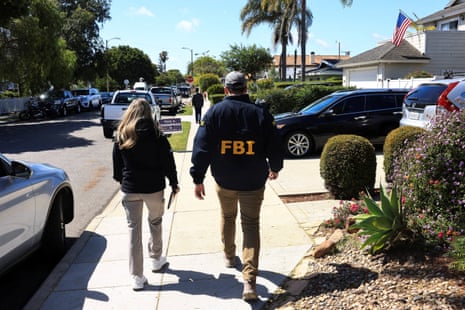 लोग फुटपाथ पर चलते हैं