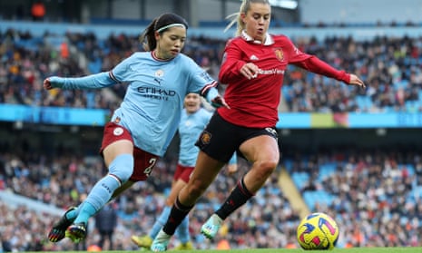 Yui Hasegawa of Manchester City battles for possession with Alessia Russo of Manchester United