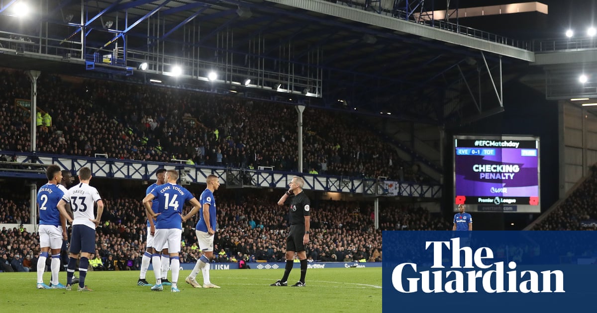 Premier League managers to meet referees’ head to discuss VAR problems