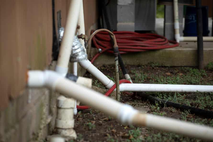 A bid of pipes nonstop h2o from Aide Barrera’s room descend and washing instrumentality into her backmost yard, successful bid to bypass her faulty septic tank.