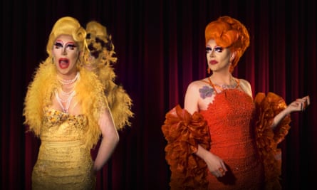 Zizi and Me, de Jake Elwes, 2023. Parte do Zizi Show do artista, uma performance de deepfakes feitos de drag queens reais.