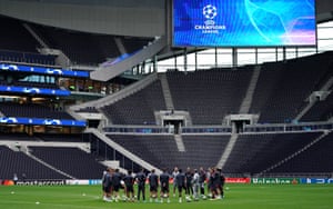 Los jugadores del Bayern entrenan en el terreno de Tottenham el lunes.