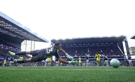 Emiliano Martínez can only watch as Conor Gallagher’s early shot flies past him to give Spurs the lead.