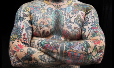 Ένας άντρας με τατουάζ