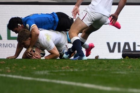 Tommy Freeman of England scores his team's first try while under pressure from Mateo Carreras of Argentina.