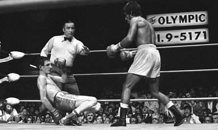 The Mexican boxer Lupe Pintor inflicts punishment on Johnny Owen
