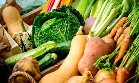 Eating more vegetables and fruit and less red meat will benefit people’s health and the environment, say researchers.