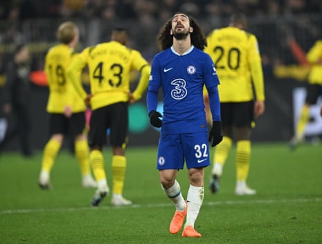 Mark Cucurella juega contra el Borussia Dortmund en los octavos de final de la Champions League