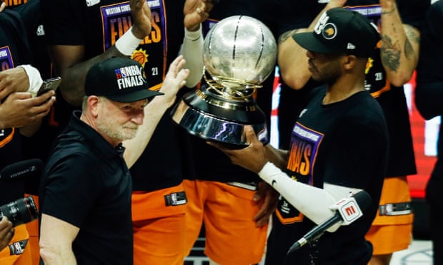 Robert Sarver (left) gives the Western Conference trophy to Phoenix Suns guard Chris Paul