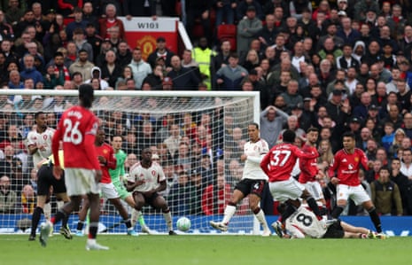 Kobbie Mainoo scores for United!