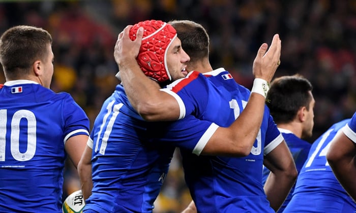 Gabin Villiere (centre) of France celebrates scoring a try with Melvyn Jaminet.