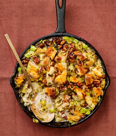 Gratin de poireaux et d'anchois de Yotam Ottolenghi avec garniture croustillante.