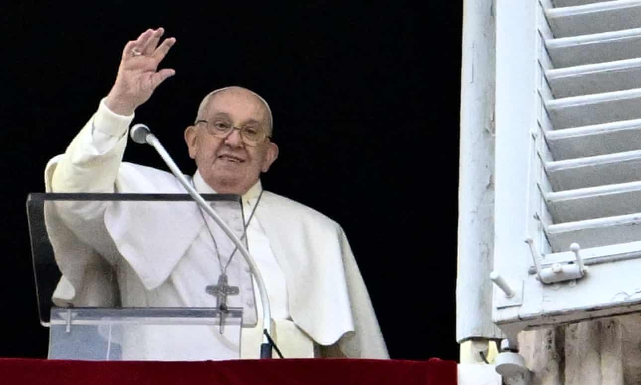 El Papa provoca indignación al decir que Ucrania debería "levantar la bandera blanca" y poner fin a la guerra con Rusia.