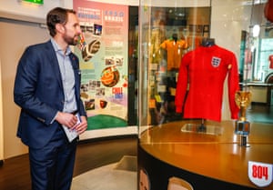 Gareth Southgate examinando el Museo Nacional de Fútbol de Manchester.