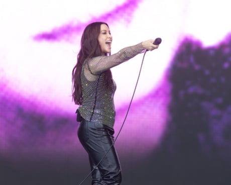 Alanis Morissette at Glastonbury review – spectacular sundown set by a unique feminist artist